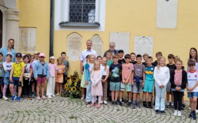 Schüler ehrten die Schulstifterin Franziska-Obermayr