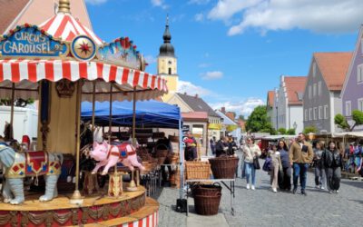 Buntes Markttreiben mit Kunsthandwerks-Vielfalt beim Langquaider Jakobimarkt