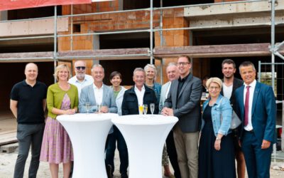 Funktional, verbindend und modern: Richtfest beim Erweiterungsbau des Familien- und Bildungszentrums