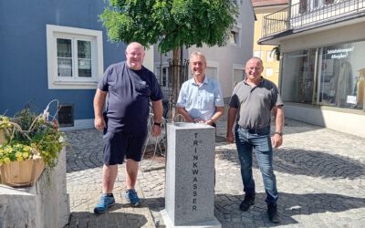 Frisches Wasser auf Knopfdruck: Neuer, moderner Trinkbrunnen am Marktplatz wurde in Betrieb genommen