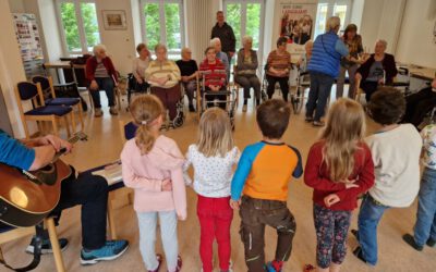 Eulenkinder singen mit Senioren wie die Lerchen